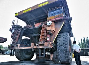 2千万的国产矿用车 加一次油8万，六条轮胎抵辆宾利二手车